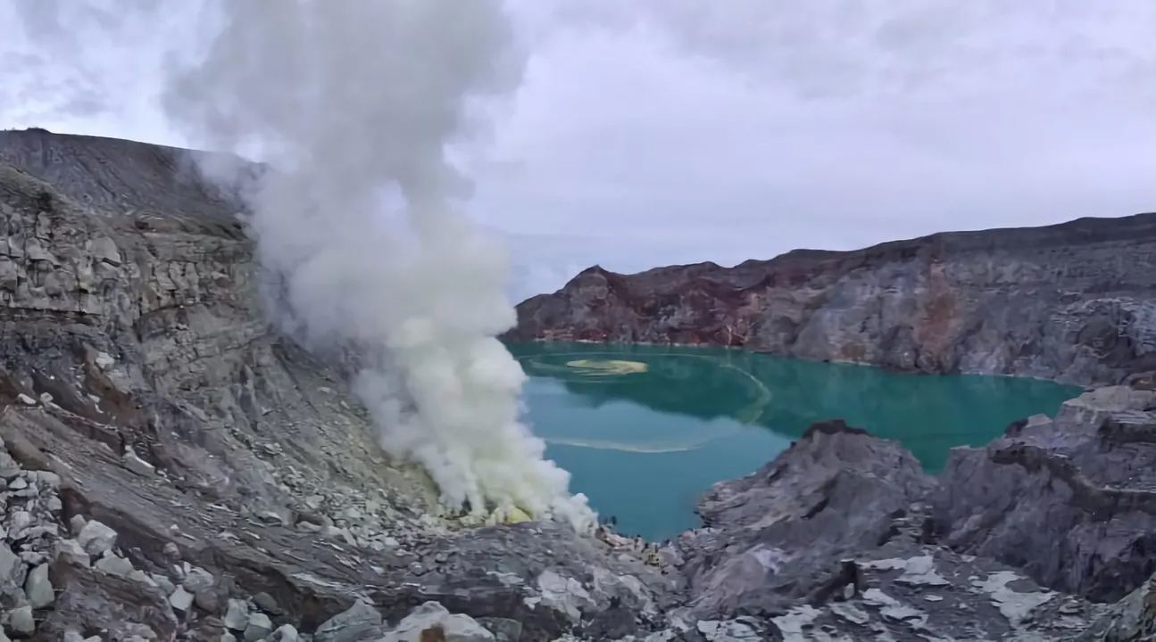 巴厘岛伊真火山ijenbluefire徒步体验探索绝美之境神奇蓝色火焰全世界