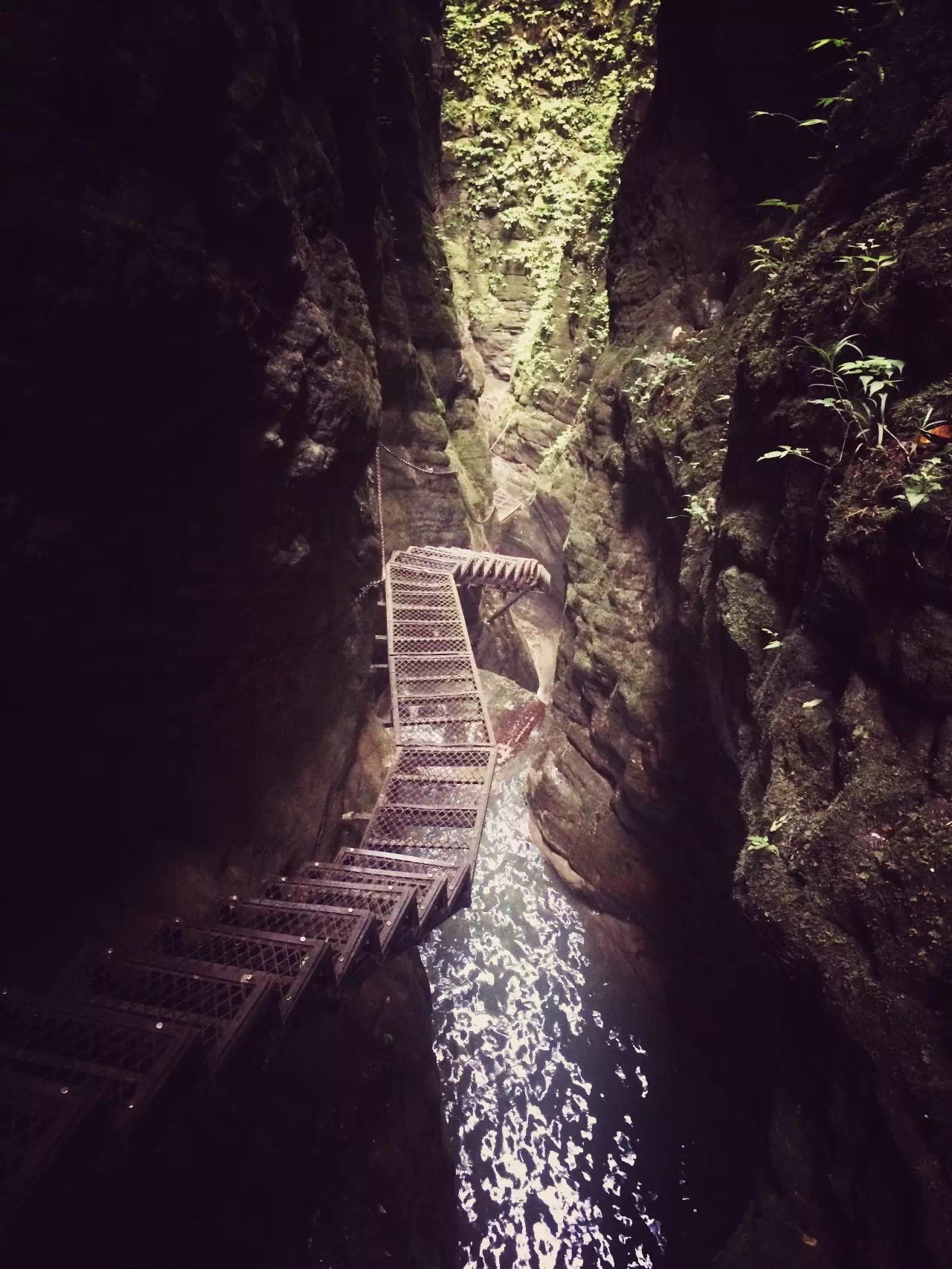 坐龙峡风景区        