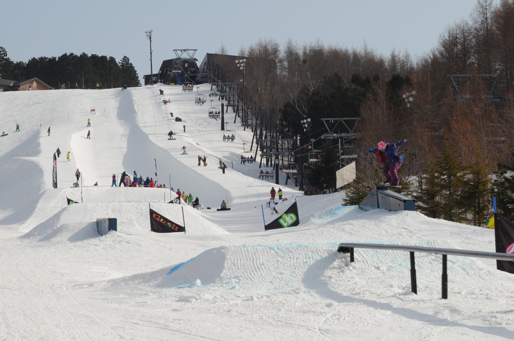 另外雪场还设计了rail,box,kicker,u型滑雪的"雪上公园","旗门