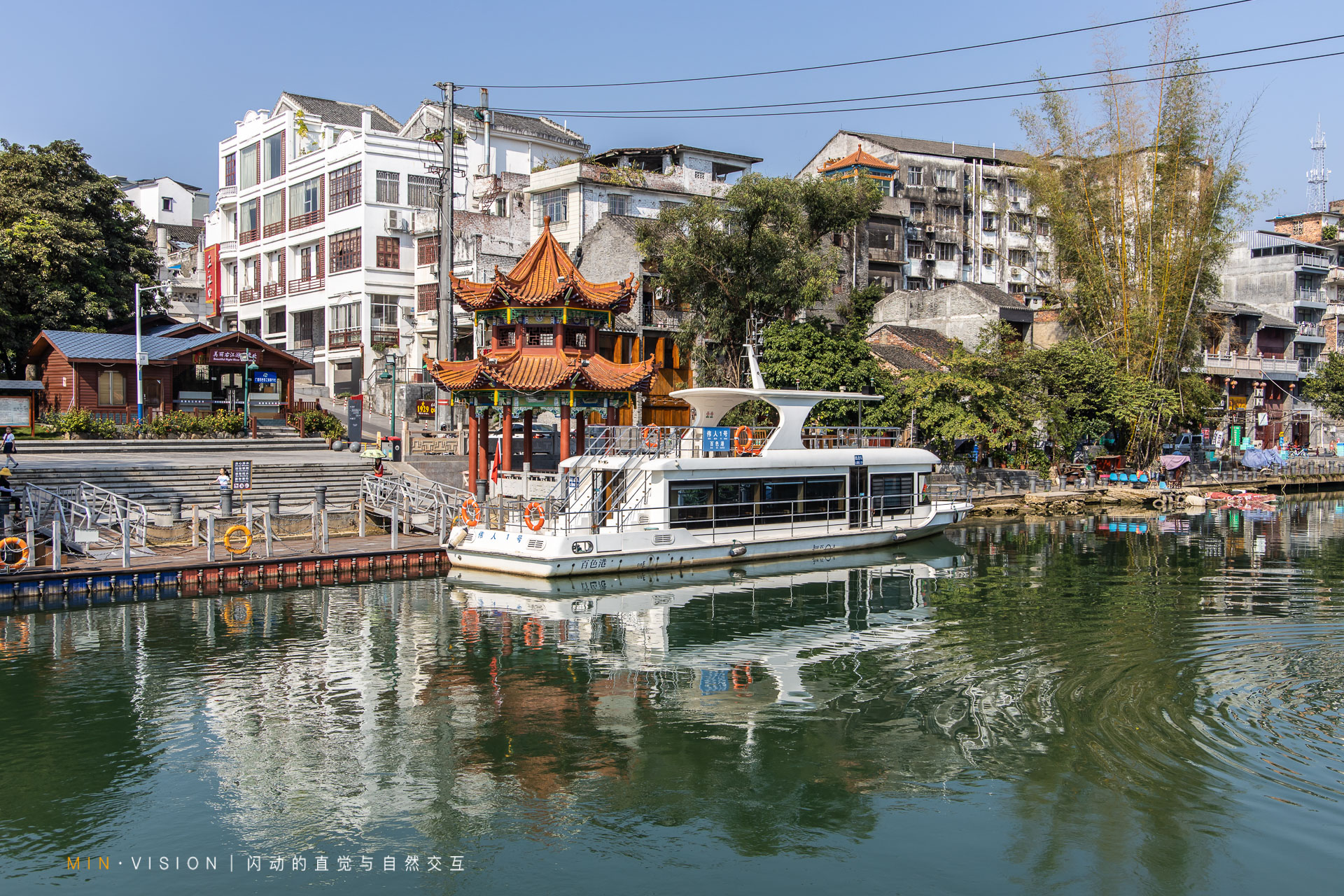 大码头登船,沿江可欣赏城市风光…驶向城市中轴线的百色起义纪念园