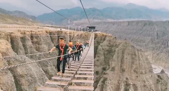 s101线周末自驾穿越天山游玩独山子大峡谷鹿角湾东大塘温泉感受天山