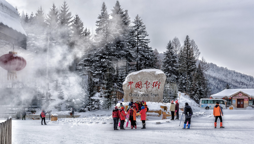 最适合看雪的地方泼水成冰,飘雪温泉,玩世界级滑雪场