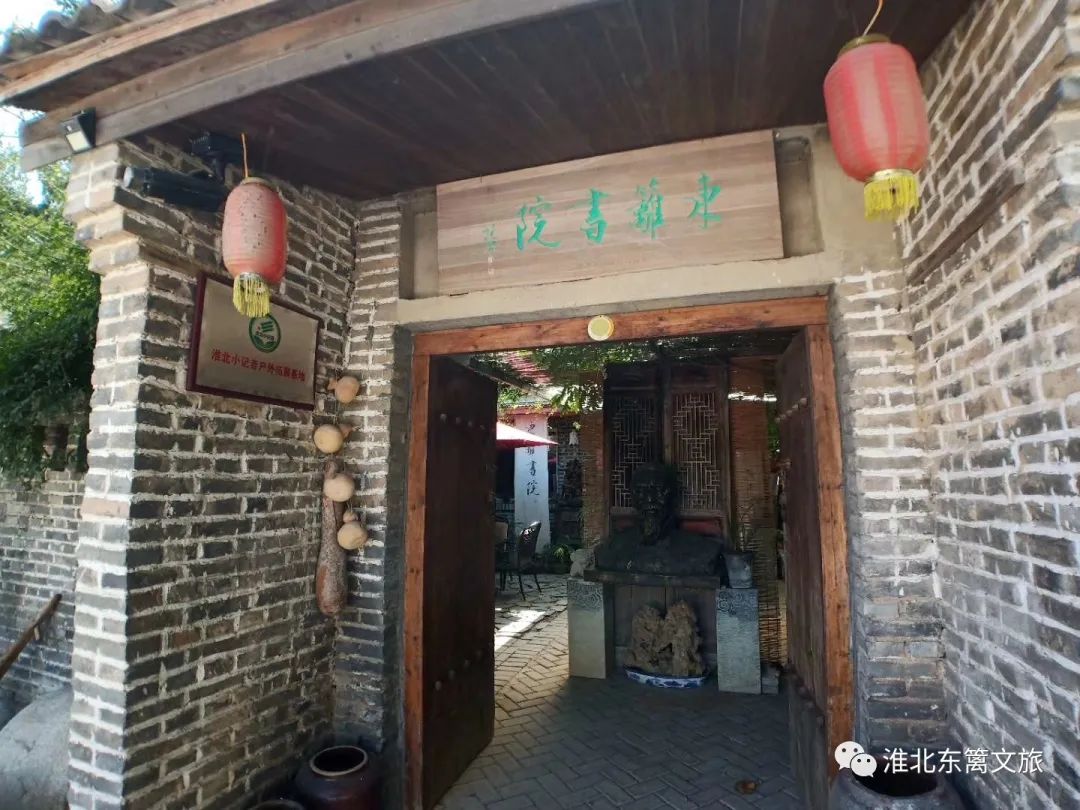 建筑面积1千多平方米,是一座人文与自然和谐相融的花园式休闲度假山庄
