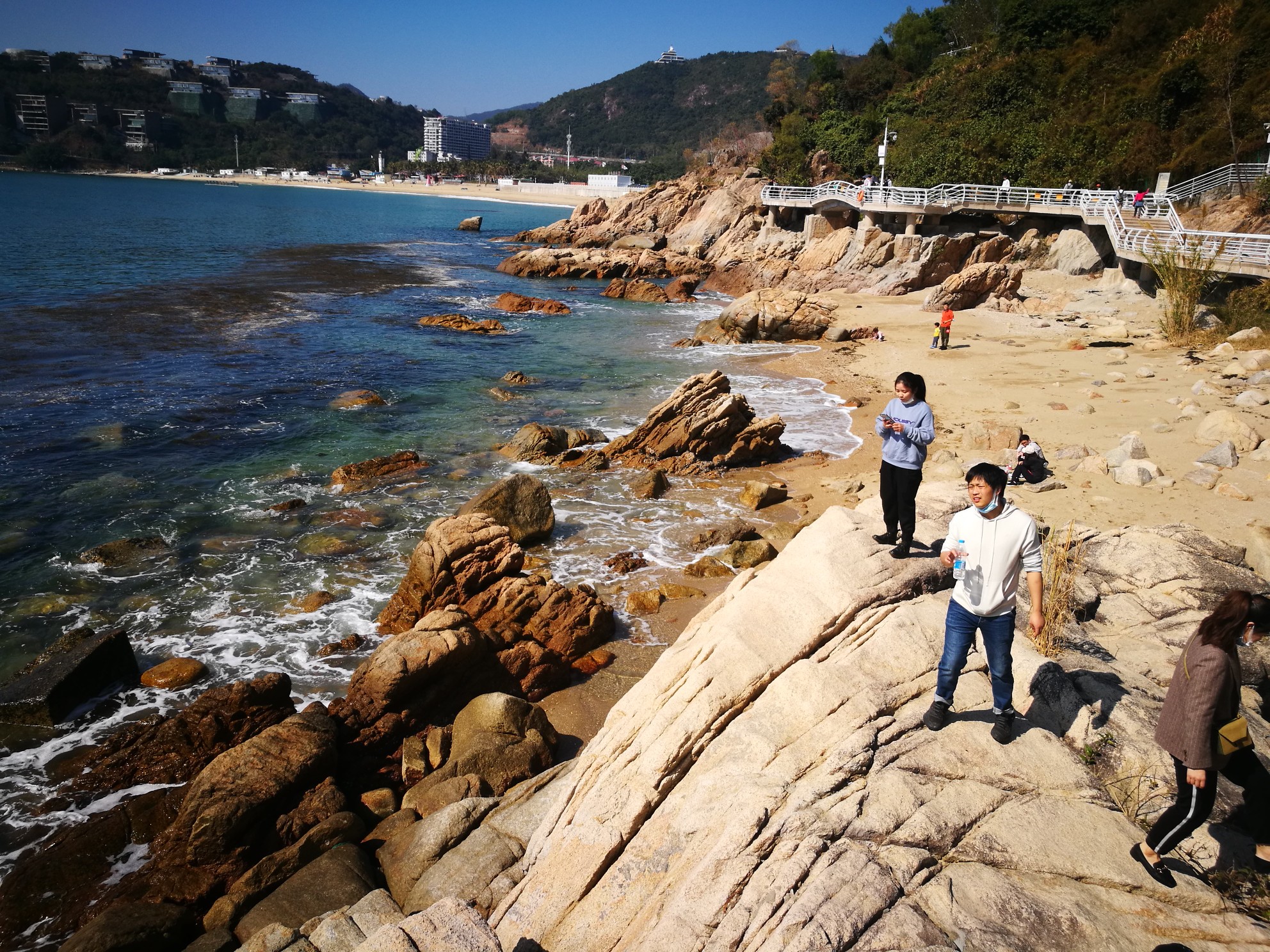 小梅沙海滨栈道最东背仔角段,碧海蓝天,风景着实超赞!