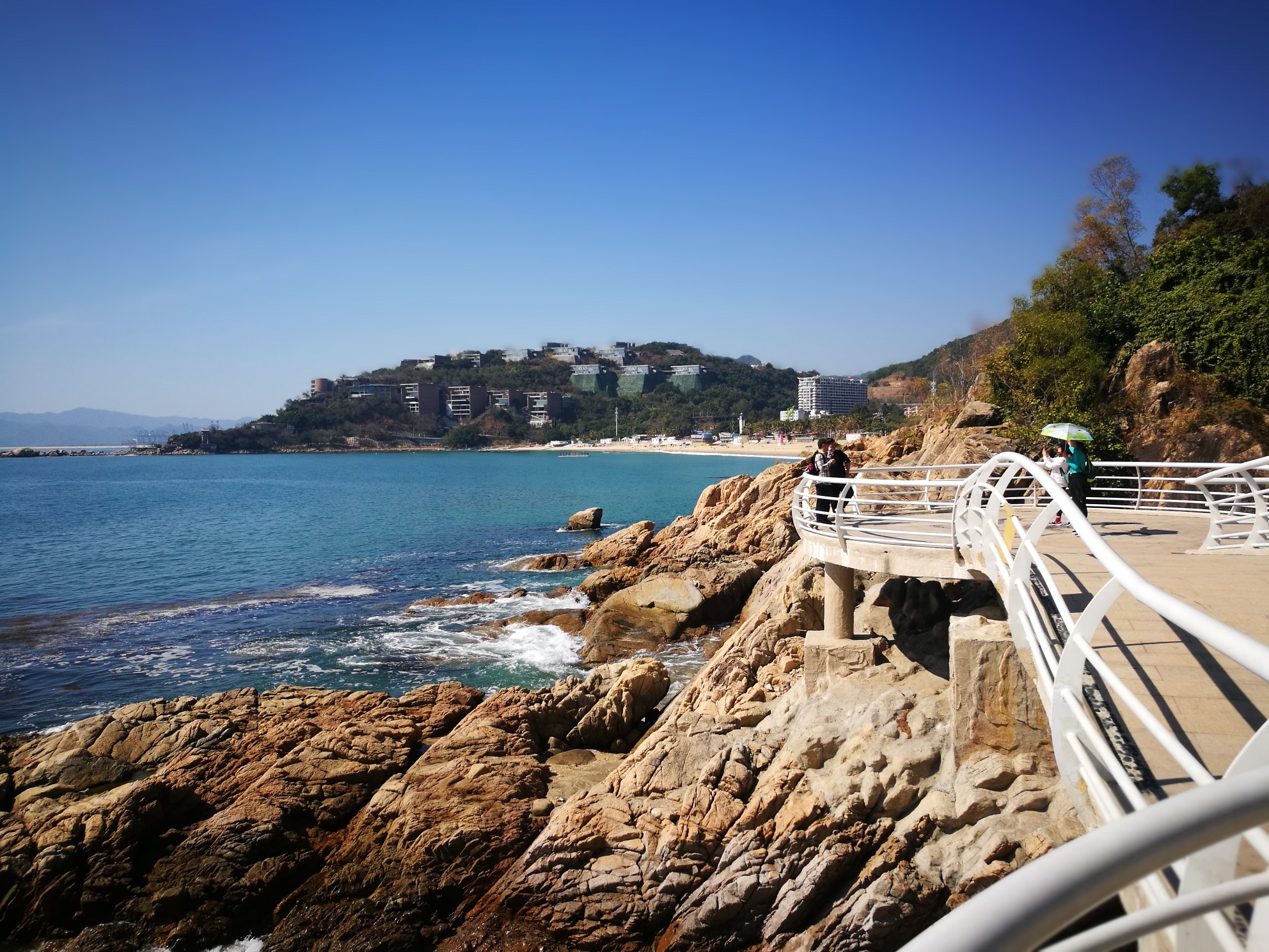 小梅沙海滨栈道最东背仔角段,碧海蓝天,风景着实超赞!