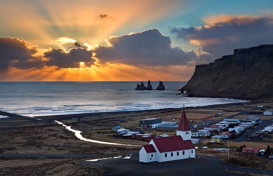 维克镇(vík)是一座身形小,名气大的宁静小镇,这里毗邻冰岛最美的
