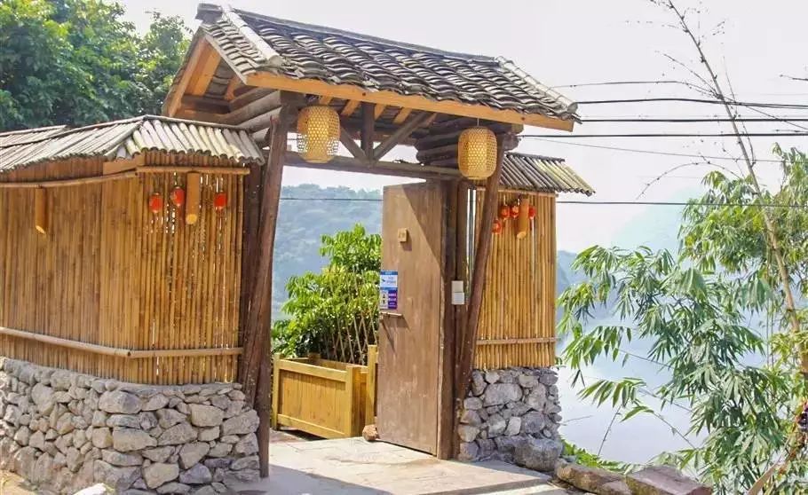 的主持人  ——马志海先生开的  民宿外观上是中世纪古堡风格  外墙以