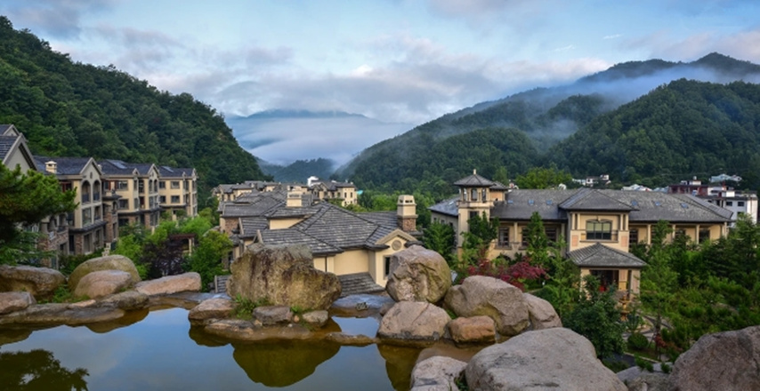 南阳西峡财富庄园假日酒店双人房住宿1晚(含双人老界岭风景区门票