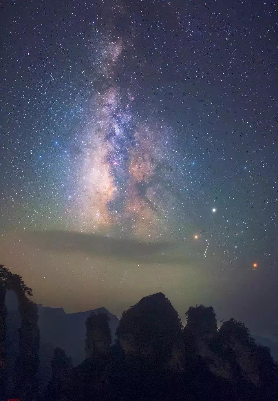 张家界:一座星空下没有睡着的城市