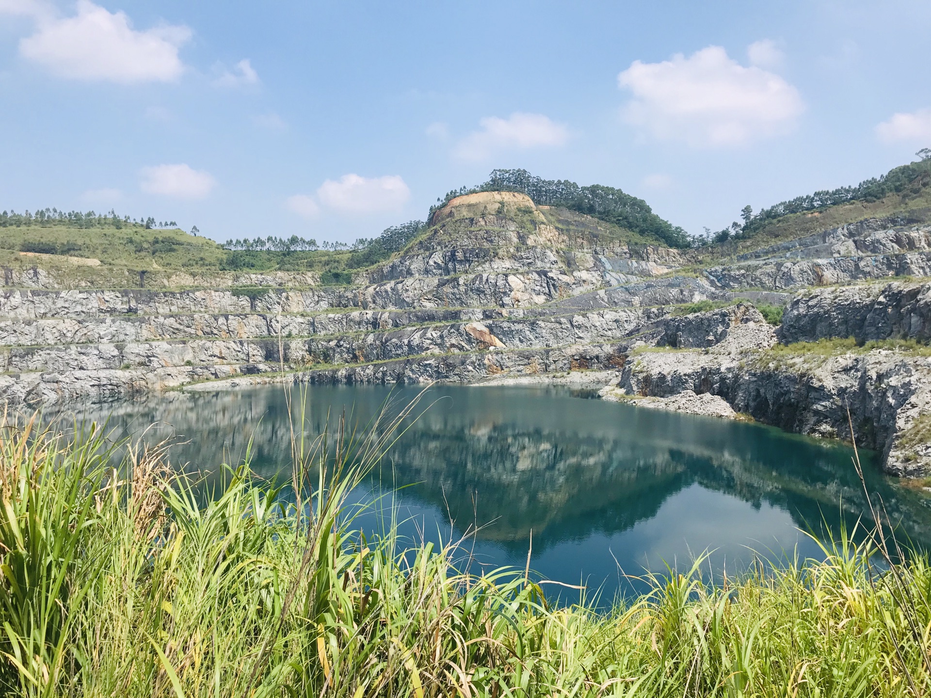 油麻山之天坑