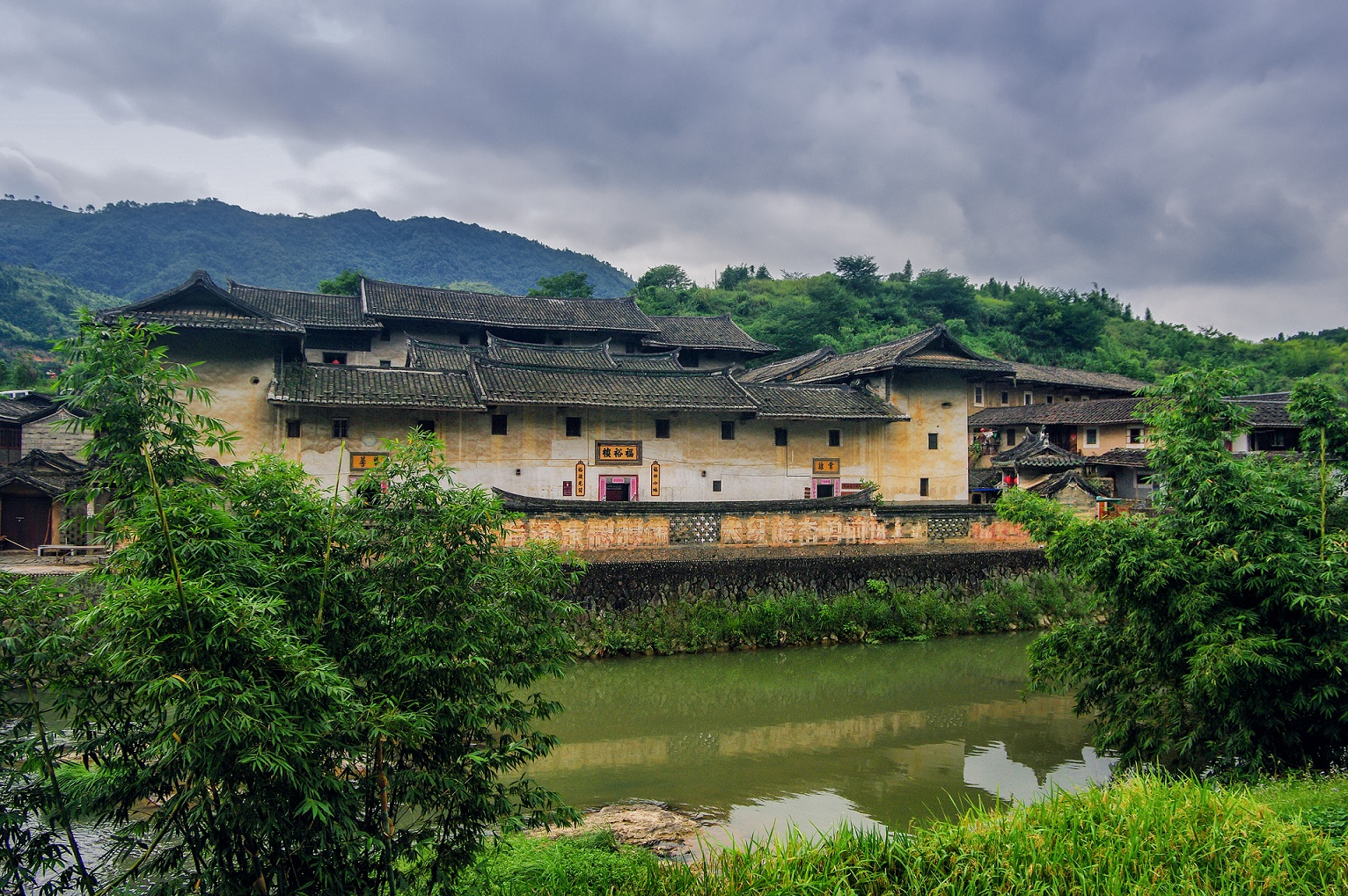 厦门往返永定洪坑土楼群民俗文化村一日游(2-6人团/游览小众土楼景区
