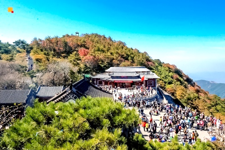 泰山自然景观雄伟高大,有数千年精神文化的渗透和渲染以及人文景观的