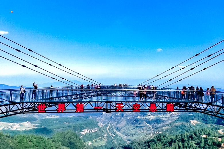 景区目前有天空悬廊,悬崖秋千,玻璃吊桥,步步惊心,高空荡桥,极限飞跃