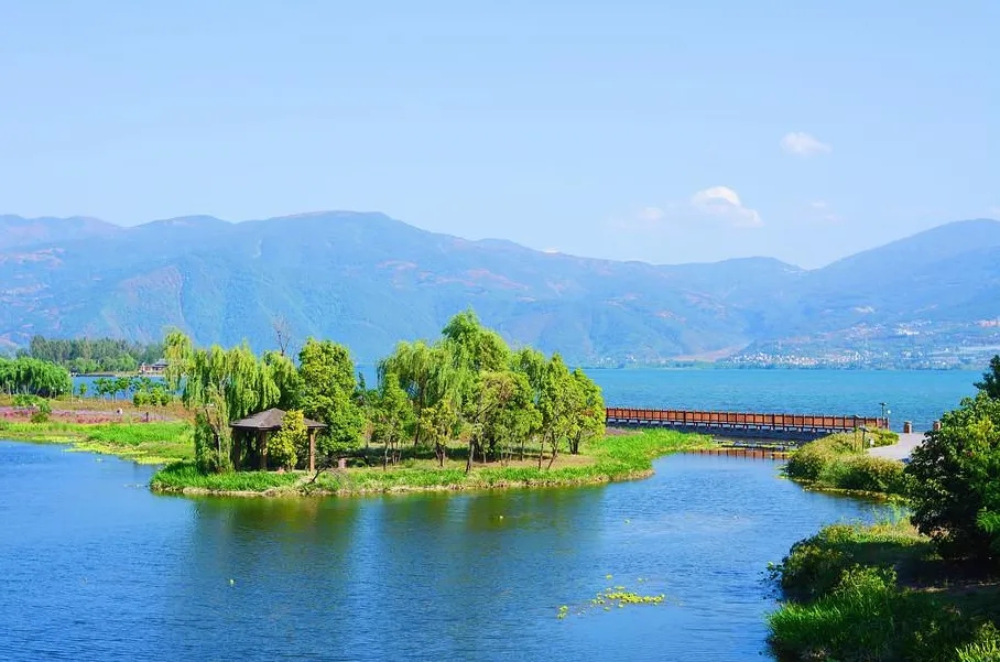 邛海:邛海是四川省第二大淡水湖,亦是当地人爱度周末的后花园.