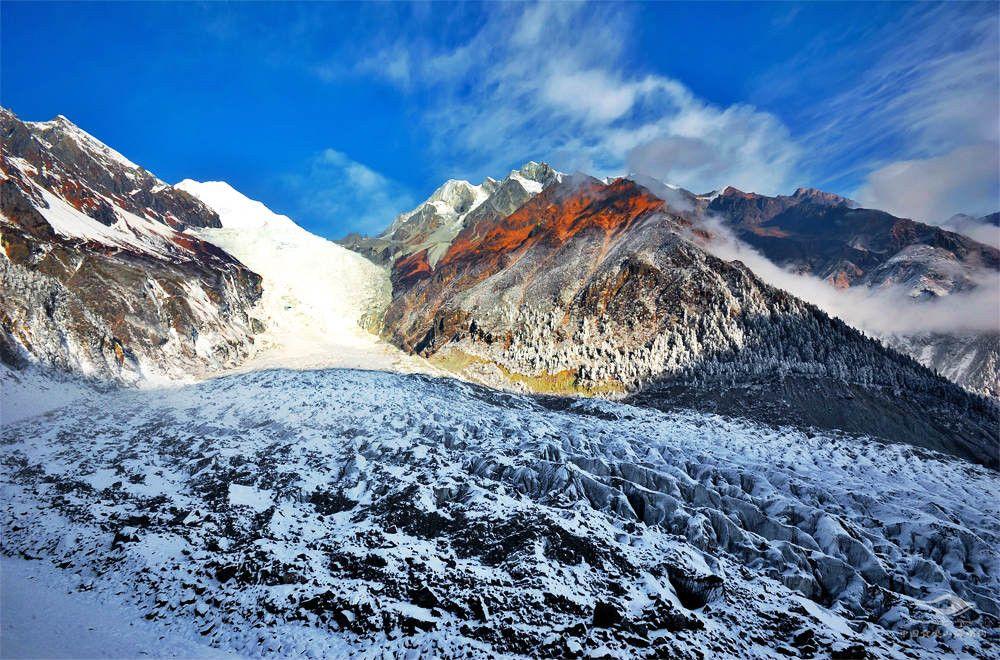 海螺沟温泉与雪山,冰川相对,将四季带入永恒的温暖.