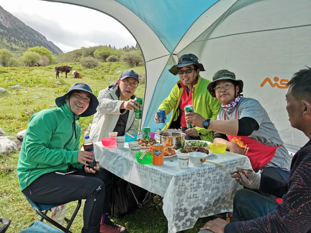 亚拉雅拉雪山徒步穿越露营7日游专业户外持证领队丰富营地餐行前会