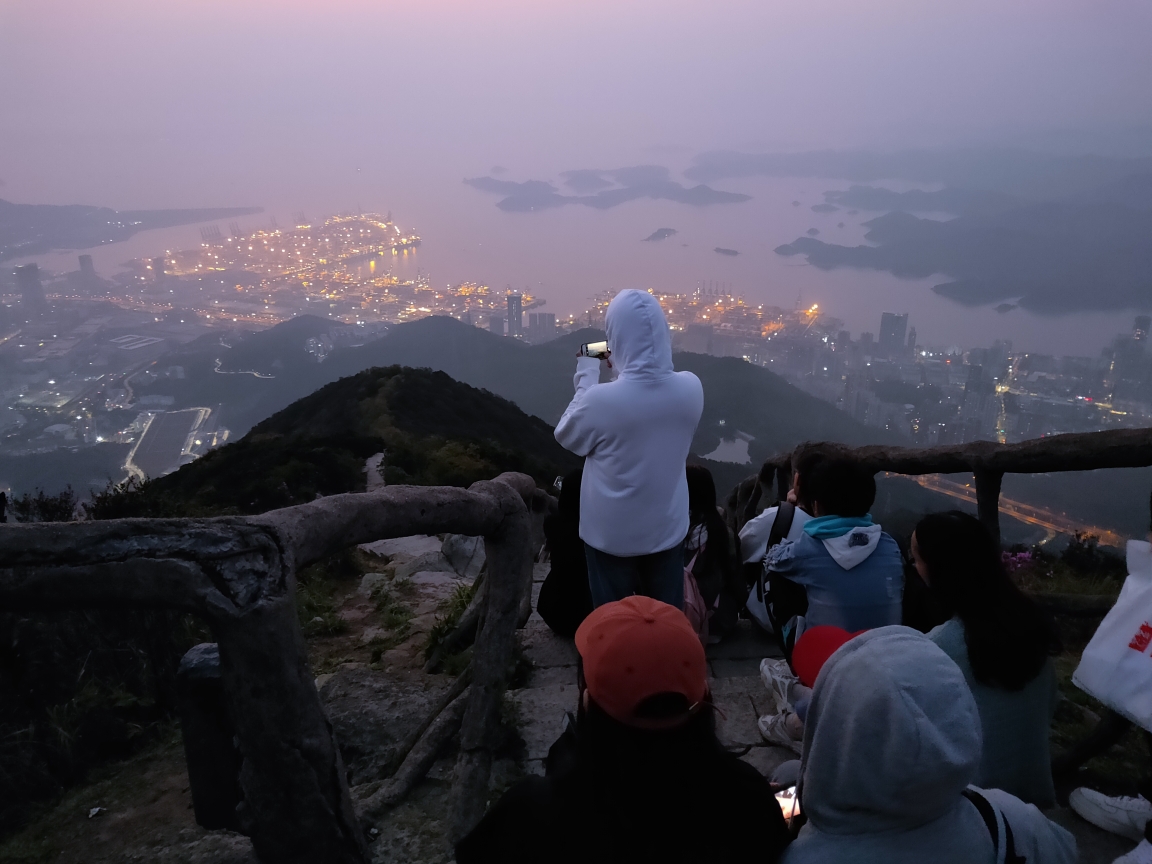 夜爬梧桐山看日出