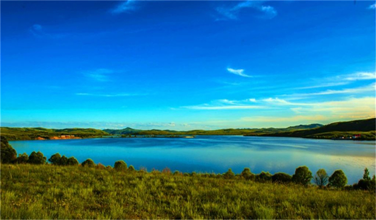 多伦湖景区位于内蒙古自治区锡林郭勒盟境内,在多伦县城东南,紧依国道