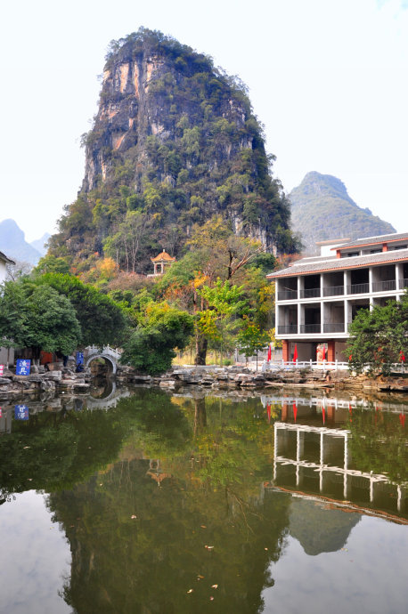 独秀山位于公园东部,山峰平地拔起.