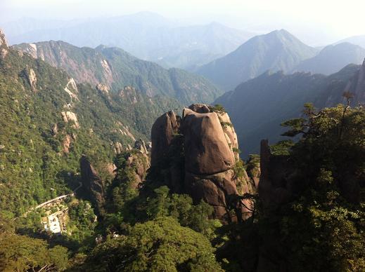 五岳归来不看山, 黄山归来不看岳, 看罢三清和黄岳, 三清定将胜黄岳。 你来或者不来,我就在那里,不离不弃。 你爱或者不爱,情就在那里,不增不减。 天上白玉京,十二楼五城。仙人抚我顶,结发受长生。 以下才是我说的。 由于一周的时间要去3个地方,天气,交通和行程安排是第一大问题。 我既不愿在周末游人如织时游览名胜,更不愿停留在宾馆里避雨。 原则: 1)本次出游尽量安排火车,因为可以有时间看书。(汽车不方便看书,做飞机比较折腾) 2)三个目的地之