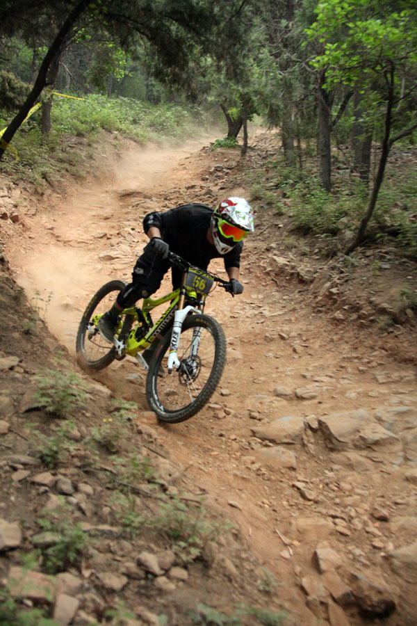 2013pinkbike中国山地车速降联赛(第一站-模式口一号道)