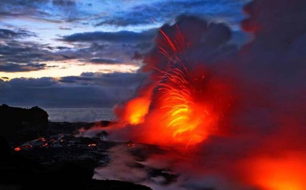 摄影师冒险拍摄夏威夷火山喷发近景 