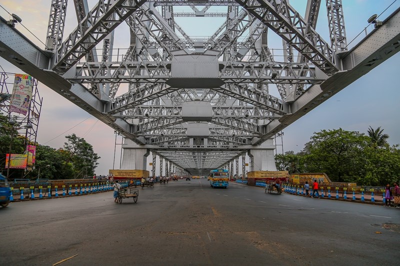 豪拉大桥,位于印度加尔各答市,是该地的