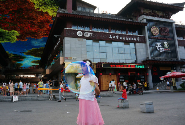 旅游区卖什么小吃吸引游客 wKgB6lPSHaiALH28AA30rCDLd1o02.jpeg?imageView2%2F2%2Fw%2F600%2Fq%2F90%7CimageMogr2%2Fstrip%2Fquality%2F90