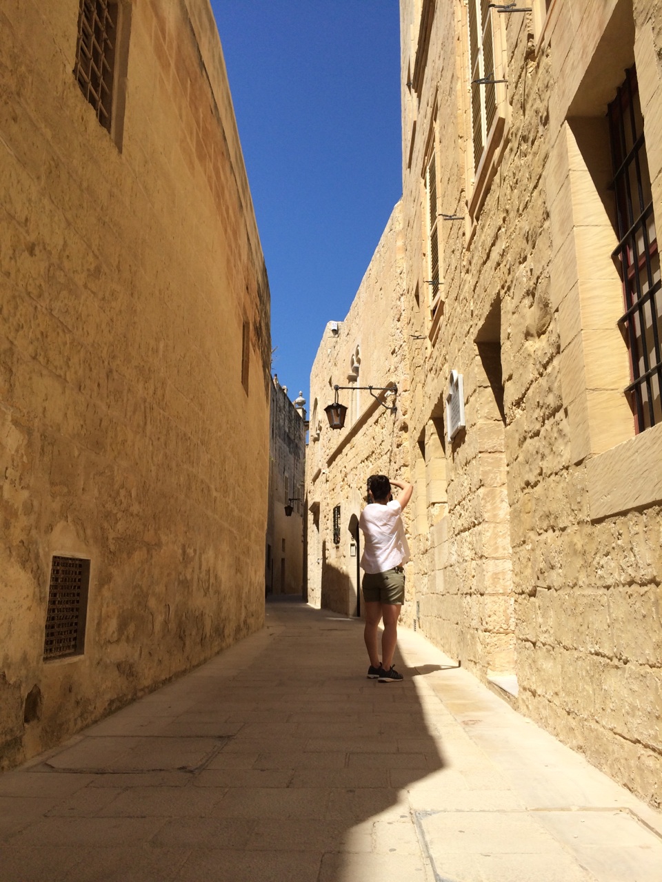 完全吻合我梦中的，街道尽头就是海，回头后那