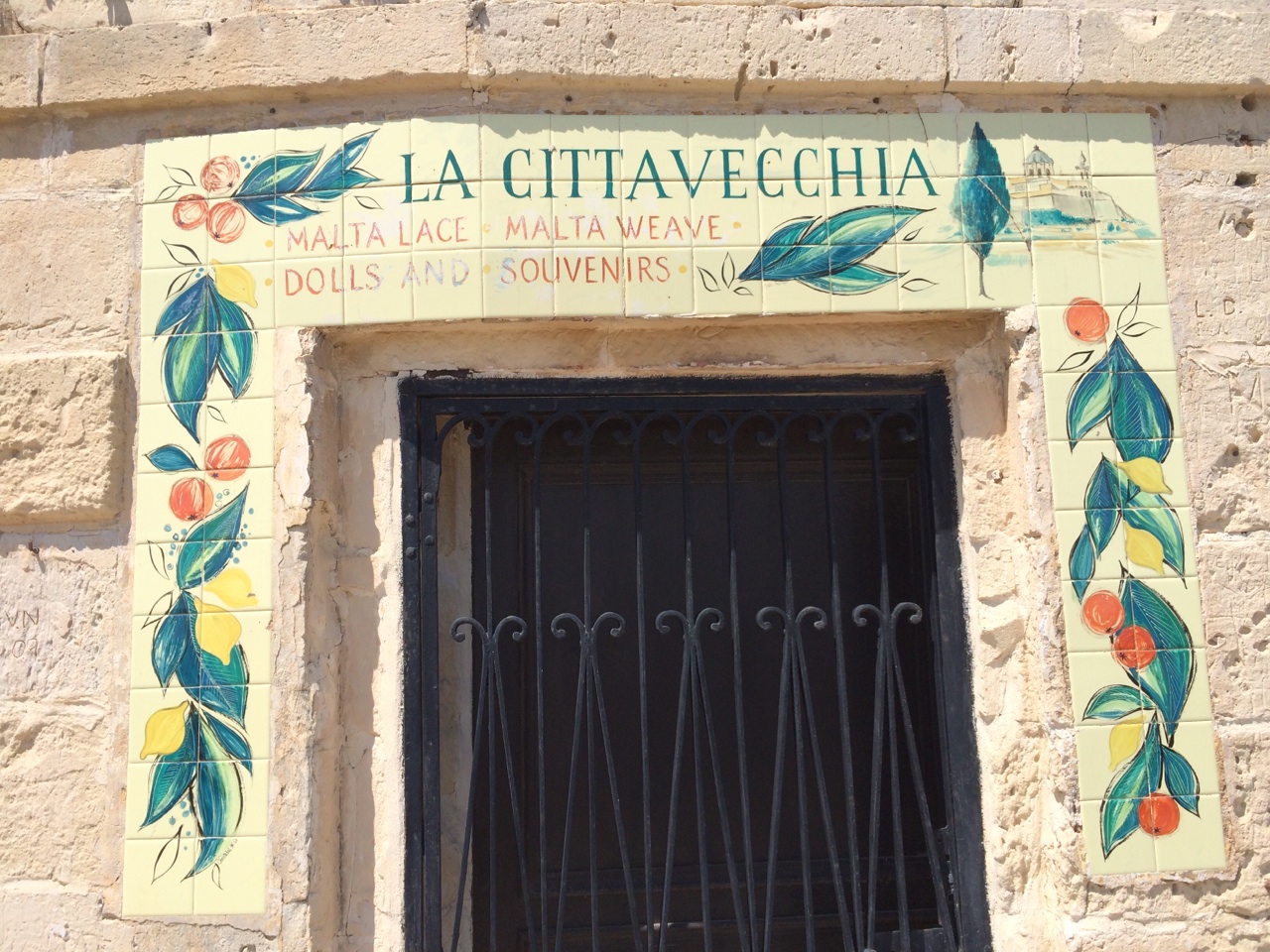 完全吻合我梦中的，街道尽头就是海，回头后那