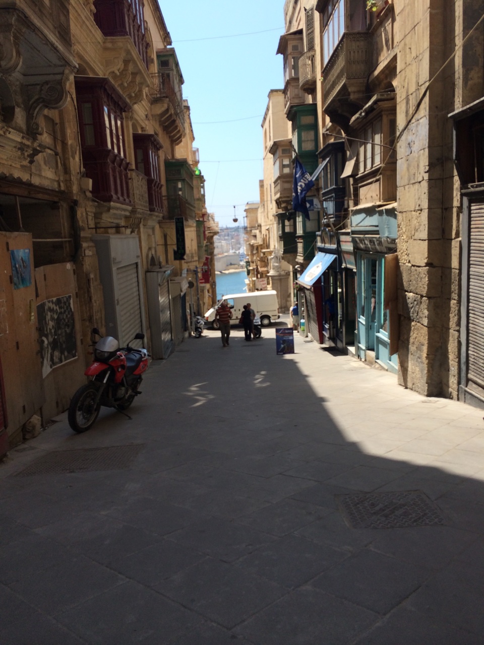 完全吻合我梦中的，街道尽头就是海，回头后那