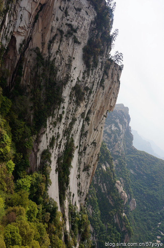 这是多陡峭的山啊.