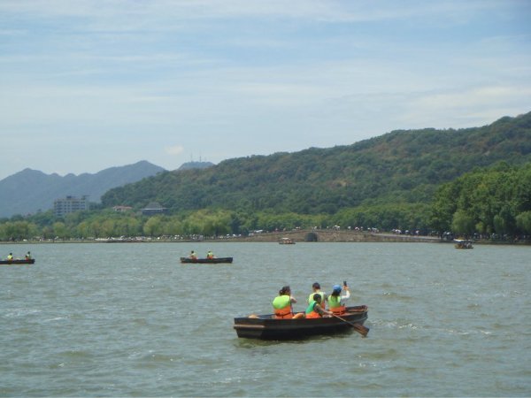 西湖游船一圈要多久时间 wKgB6lP79HmAUiz-AAE6zbgHH6Q24.jpeg?imageView2%2F2%2Fw%2F600%2Fh%2F600%2Fq%2F90