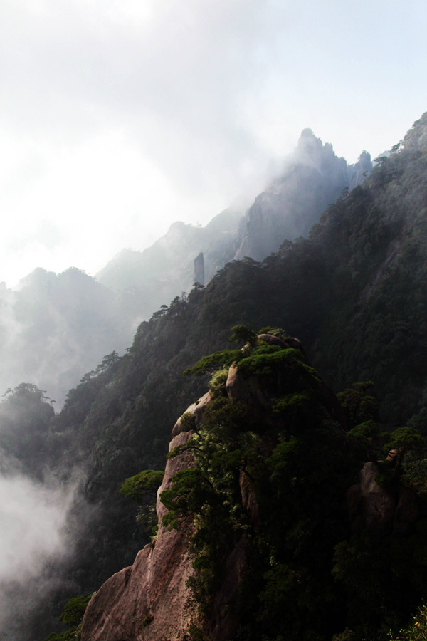 云雾缭绕,拥抱大山.