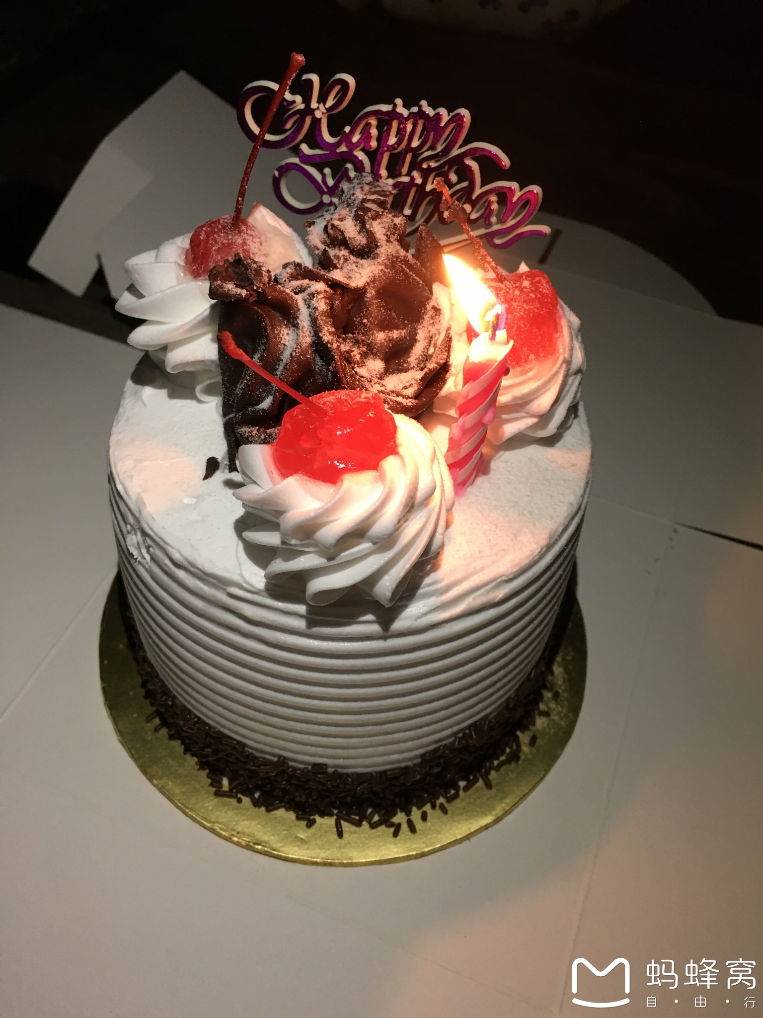 晚上,去沙滩庆祝生日.我朋友买了一个蛋糕给我庆生.