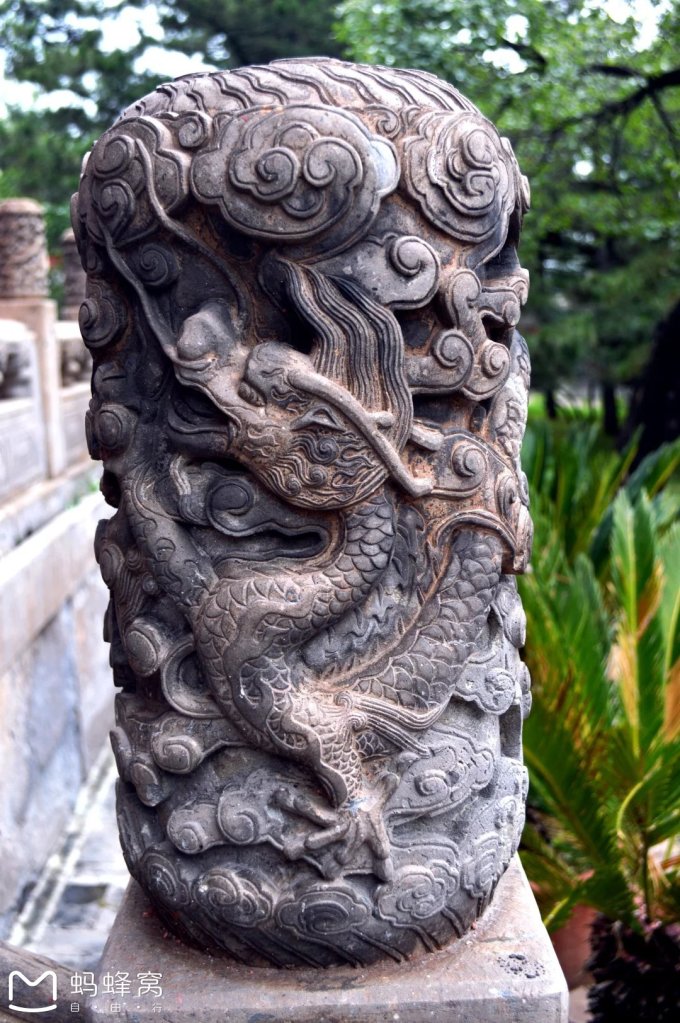 隆兴寺之说以叫大佛寺是因为在大悲阁内矗立着一尊高大的铜铸大菩萨,称大悲菩萨,高19.2米,立于2.2米高的须弥石台上,是中国保存最好、最高有大的铜铸观音菩萨像。像奉宋太祖赵匡胤敕令而造,周身有42臂,又称千手千眼观音。各臂分持日月、净瓶、宝塔、金刚、宝剑等,可惜两侧40双铜手臂均被毁,已改为木制,仅前胸两臂为原铸。观音像神态自若,比例均匀,衣纹流畅,线条细腻,颇具宋代艺术风格。1944年(民国33年)重修大悲阁时,拆掉了两侧的御书楼和集庆阁,建筑面积较原来缩小了三分之一。东、西、北三面墙壁上的宋代壁