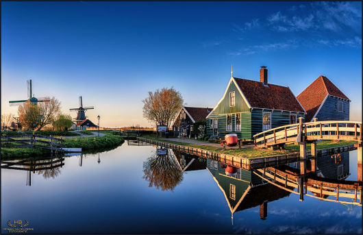 游览沃伦丹(Volendam)和马肯(Marken)的渔村,古老的须得海沿岸地区(Zuiderzee),现称艾瑟尔湖(Ijselmeer)观看渔船,造访身着色彩亮丽的传统服饰的当地人。 随后,搭乘历时 20 分钟的游船前往马肯。 花一些时间探索这座曾是一座小岛的传统渔村,欣赏建在木桩之上以防被洪水淹没的木结构老房子。 你甚至可以拜访一位当地的鞋匠,观看他如何制作木底鞋!两个村庄的停留时间大约都是45分钟,中途游船的费用包含在内。你还有机会在一家奶酪工场观察传统奶酪的制作。 乘坐客车返回阿姆斯特丹,结束历时