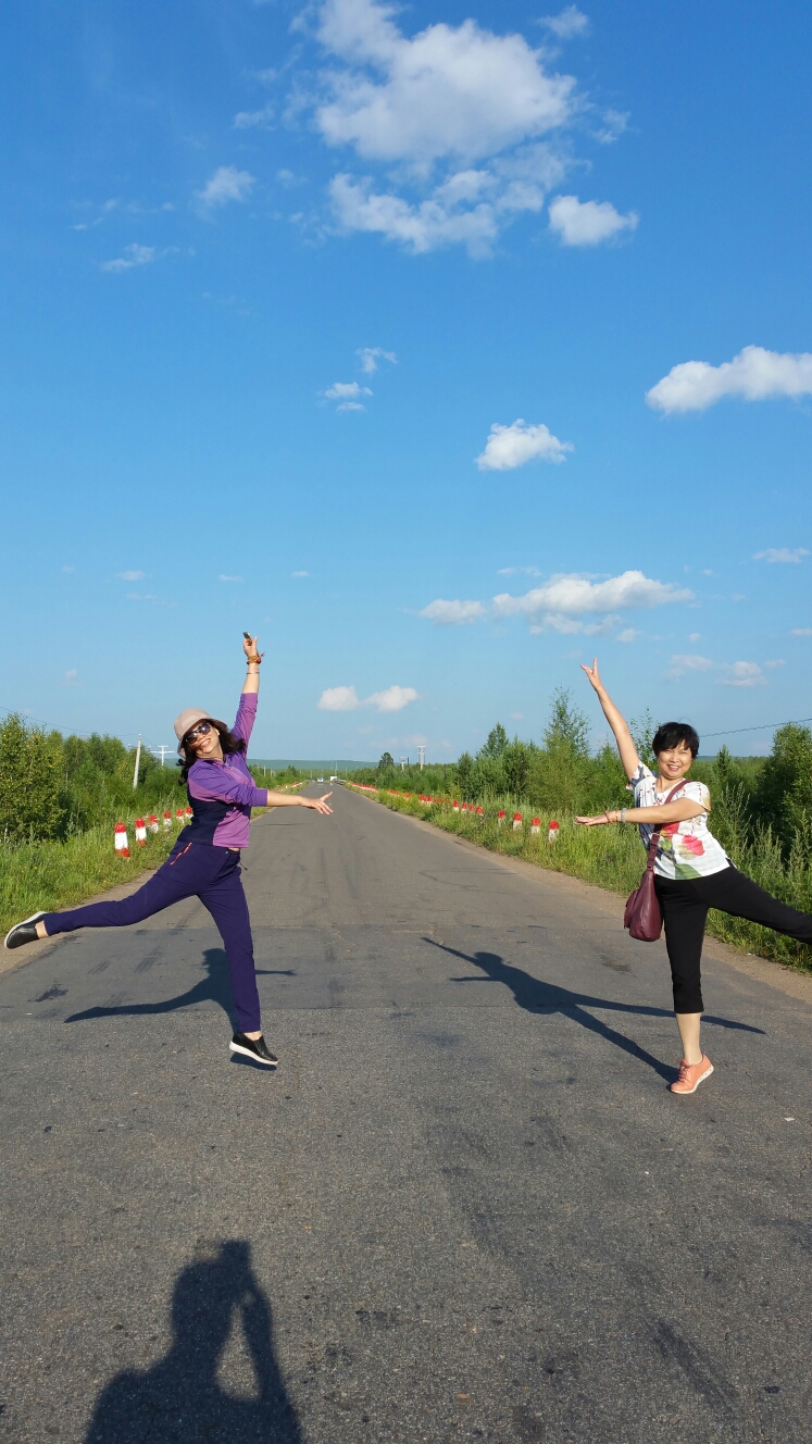 一路上很少见到车和游人,空旷的原野清新的空气蓝天白云令人愉悦