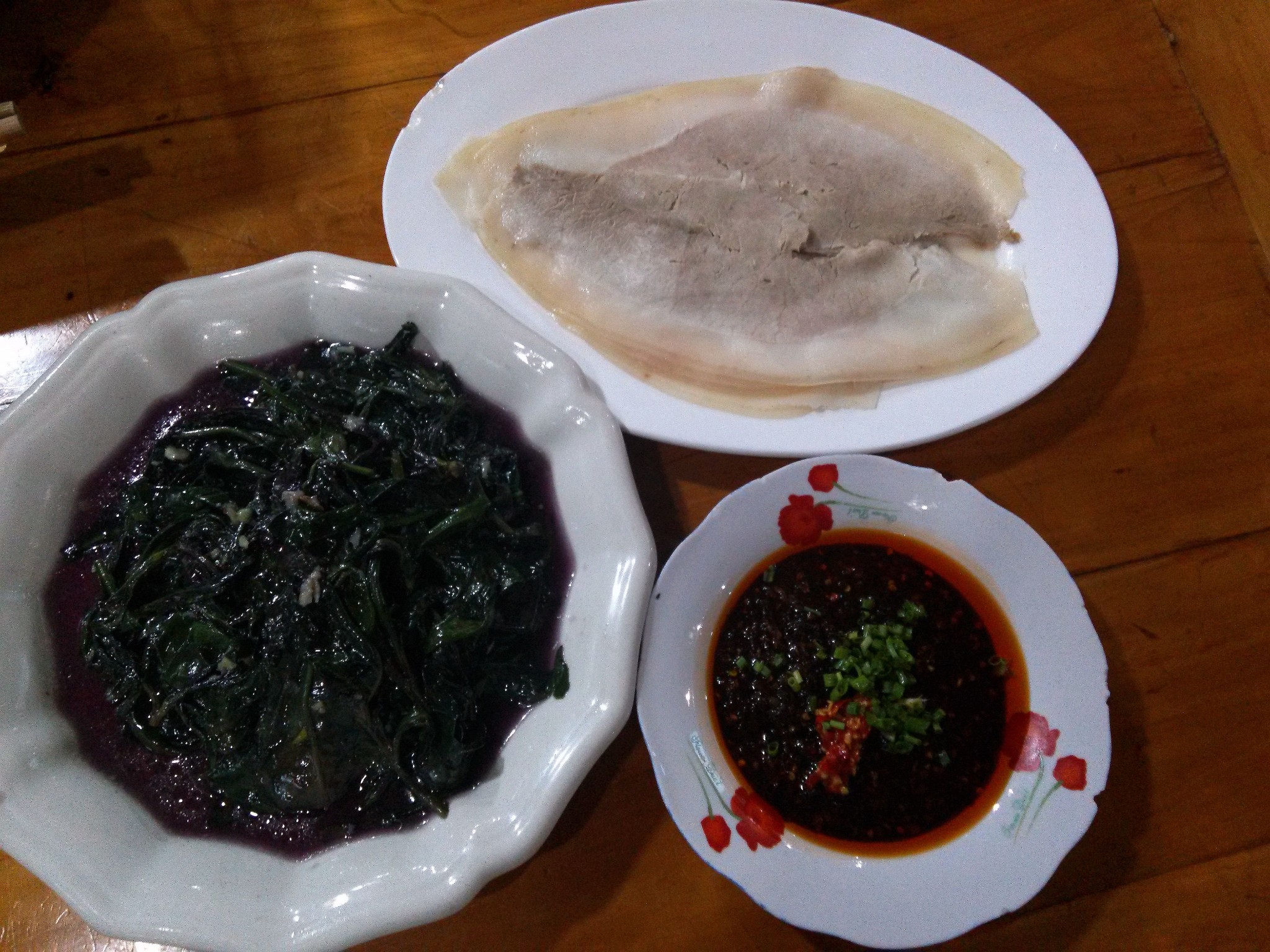 李庄白肉,白如雪,薄如纸,彰显师傅之功力.沾上小料,入口就一个字:香!