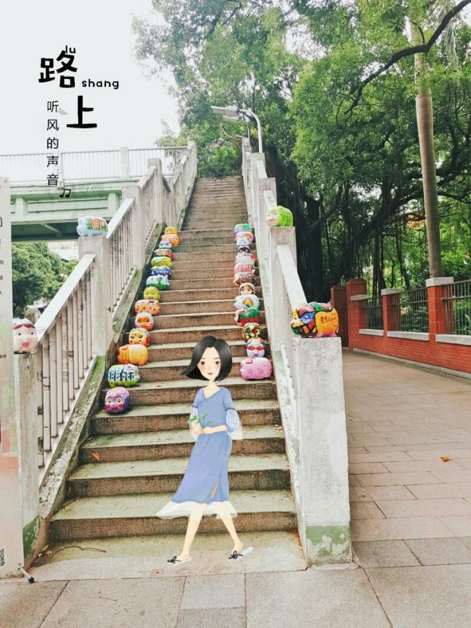 是,大美面前,人很容易意识到自己的渺小,或许当时我还想了更多,只是那更多,像被消化了一样,如何也再拼凑不出一个句子,一组词。 下午到达七星潭的时候,因为台风警戒,海边不能靠近,拉起了警戒线。只是打完卡就回去了,跟琳姐聊完天,去旁边的超商买啤酒,跟休假的服兵役的小哥哥喝,听他讲台湾服兵役的义务以及作为义务者的不情愿,听他讲他们的大学,以及异地相处的女友,原来,我真的很爱听别人说话,说有意思的话。 第二天的台风,自垦丁登陆,但花莲的风雨依然不小,Ann之前就提醒过我们,台风来临前,一定要记的买吃的,然而,我竟