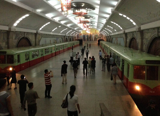 探秘朝鲜——走进平壤的地铁，世界最深的地铁