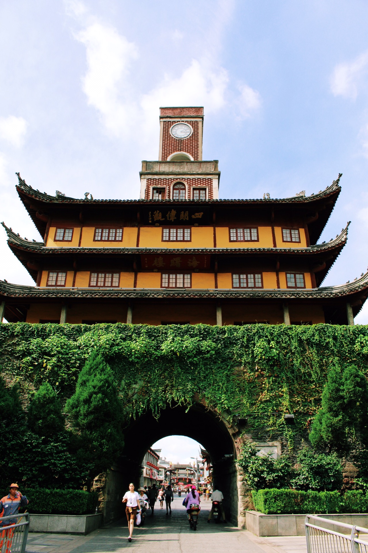 宁波鼓楼又名海曙楼,是浙江省宁波市境内仅存的古城楼遗址,位于宁波