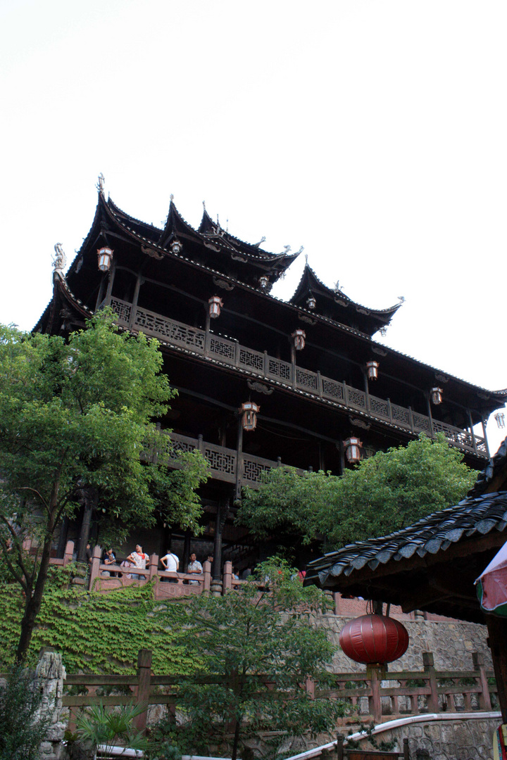 土司城内园林艺术丰富多彩,建筑多为木石结构,特别是冲天楼