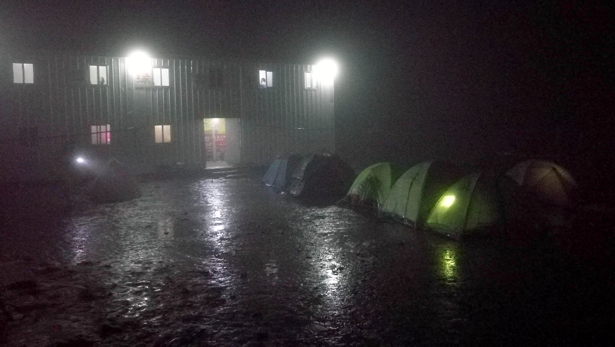 夜里大雨又至 木屋里的我们很能体会院里的兄弟的感受!