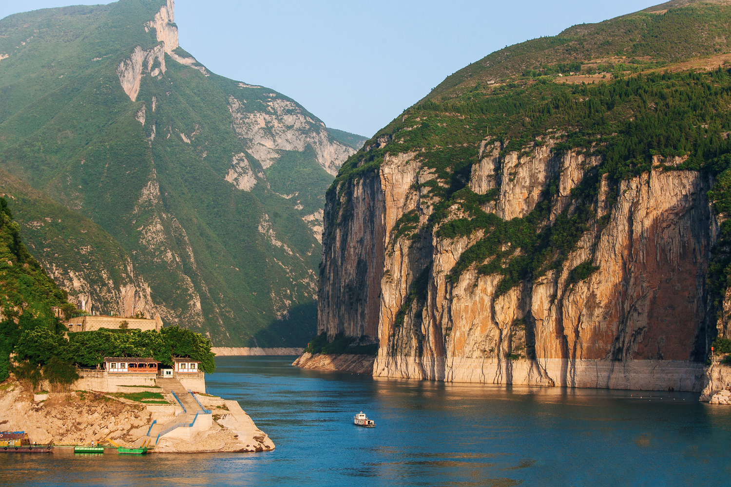 长江三峡是中国10大风景名胜之一,中国40佳旅游景观之首.