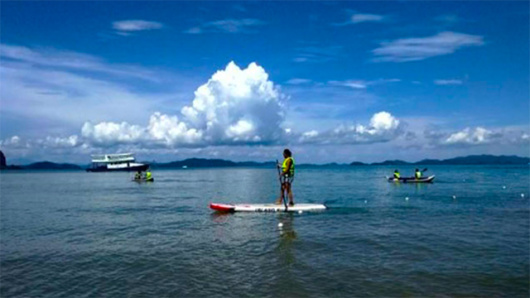 攀牙湾山峰耸峙,海景如画,风光雄浑壮丽,酷似桂林的山水。攀牙湾Ao Man海湾波光粼粼,呈淡绿色的海湾水面上,石灰岩奇峰怪石星罗棋布,有的从水中耸起数百米。此次行程将在Ao Man海湾体验海上垂钓、泰式按摩、ATV 越野、体验划独木舟、享用船上午餐,5合一套餐之旅。 -攀牙湾山峰耸峙,海景如画,风光壮丽 -海湾钓鱼、按摩、ATV越野、海上独木舟 -船上美味午餐,海滩休闲,别样休闲 行程参考: 07:30-08:30 酒店车接,前往码头 09:30 乘坐大船出发前往攀牙湾Ao Man海湾 10: