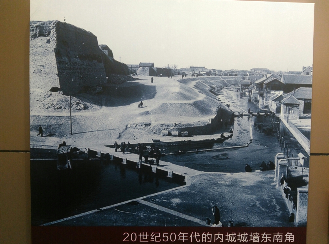 解放阁在原济南古城墙东南角,隔护城河与黑虎泉相望.