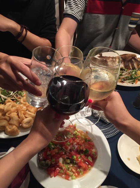 找了一家还不错的饭店,干杯,为了我们的以色列执行的顺利快乐.