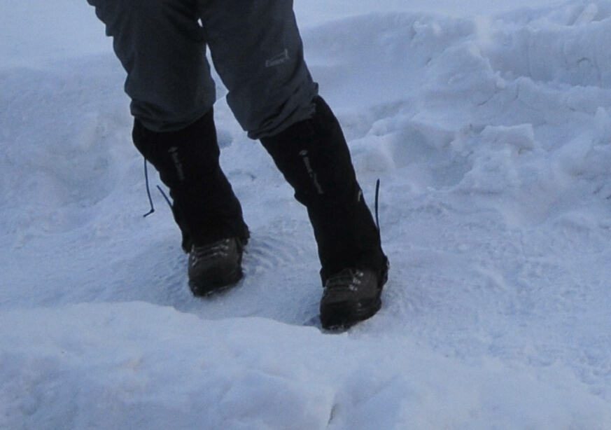 去雪乡的话穿多高的雪地靴?中靴还是差不多高到膝盖的