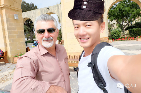 看看这只马耳他猫的表情,它好像错过了几个亿